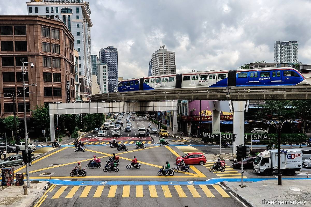 Jalan Tuanku Abdul Rahman, Kuala Lumpur. On the domestic front, speculation over the next general election in Malaysia could raise investors’ uncertainty in the near term, according to the World Bank. (Photo by Zahid Izzani Mohd Said/The Edge)